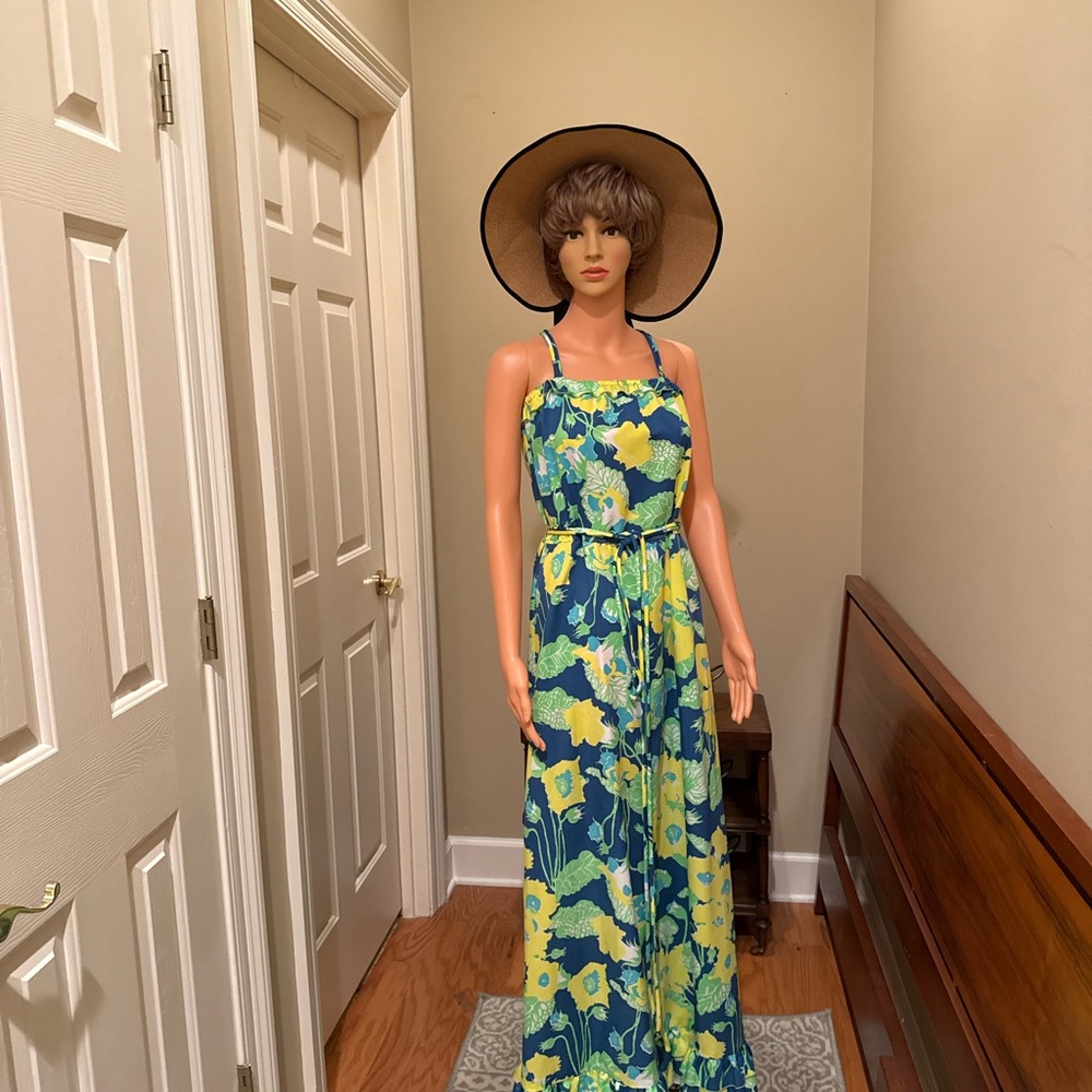 Lilly Pulitzer vtg. sundress sz M Gorgeous bright colors  Signature fabric